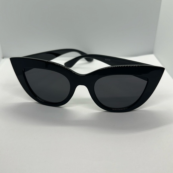 NWT Chic Black Cat Eye Sunglasses - UVProtection - Vintage Inspired Glamour main image 12